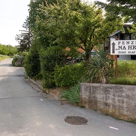 Na Hribu Smještaj na farmi Slap