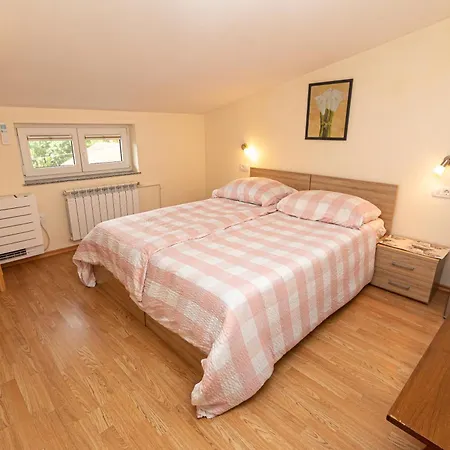 Na Hribu Smještaj na farmi Slap